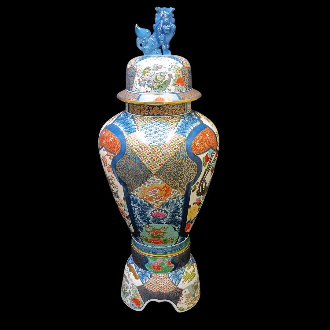 有田焼　勝右衛門　飾壺　染錦　金彩色絵鳥紋　青赤装飾陶器壺 獅子の彫刻付き
