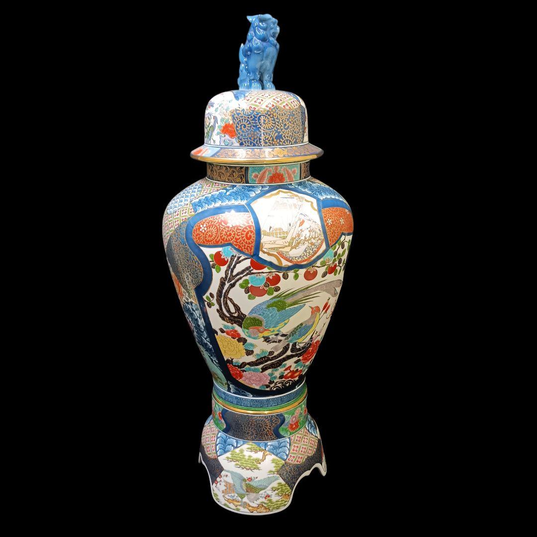 有田焼　勝右衛門　飾壺　染錦　金彩色絵鳥紋　青赤装飾陶器壺 獅子の彫刻付き