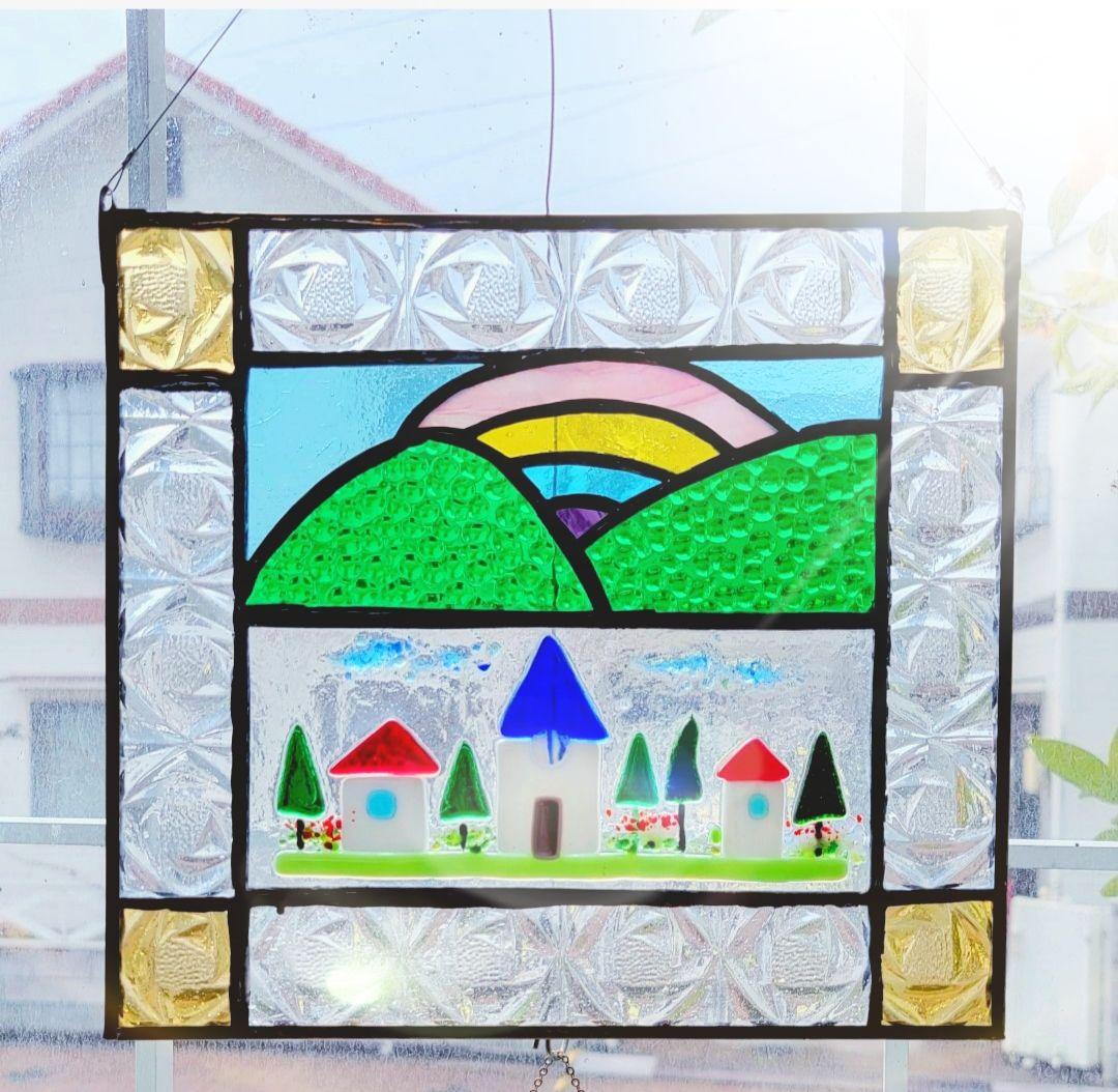 ステンドグラス　虹がかかった山とかわいいお家のパネル(フュージングパーツ使用)