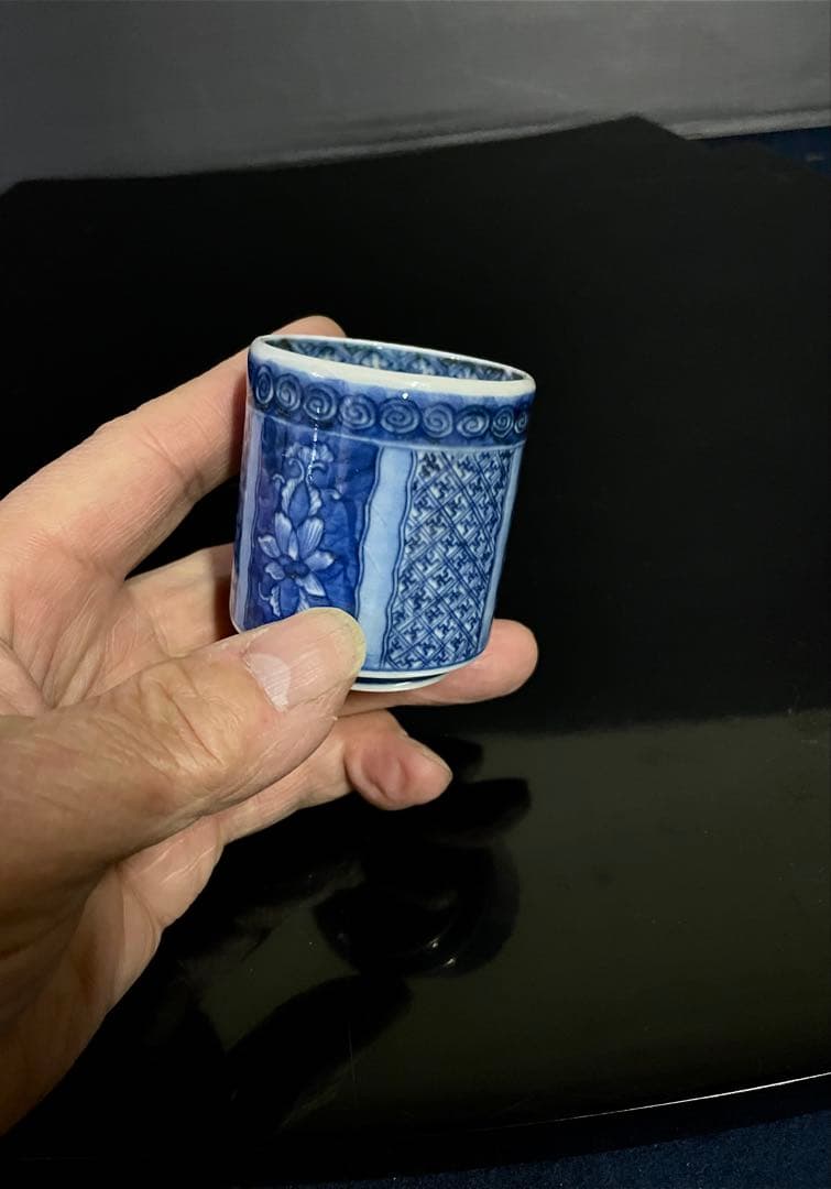 「母」 古伊万里 染付 手描き 紗綾形文様 唐花文様 猪口 のぞき 1客 Ｂ