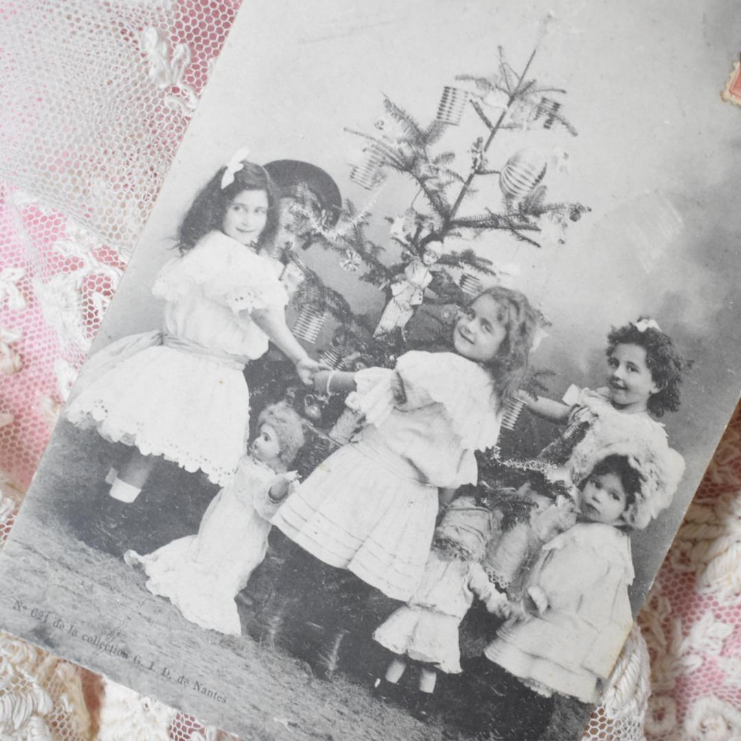 *アンティークポストカード　1904年のクリスマスを楽しむお人形と少女たち