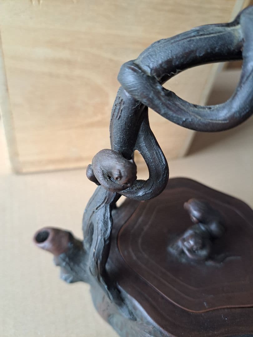 古い中国茶器　5匹の猿と切り株