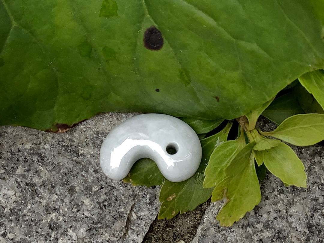 ✳神からの授かり　糸魚川翡翠勾玉　濃いめの白肌　機械鑑定書付の極上品質‼️