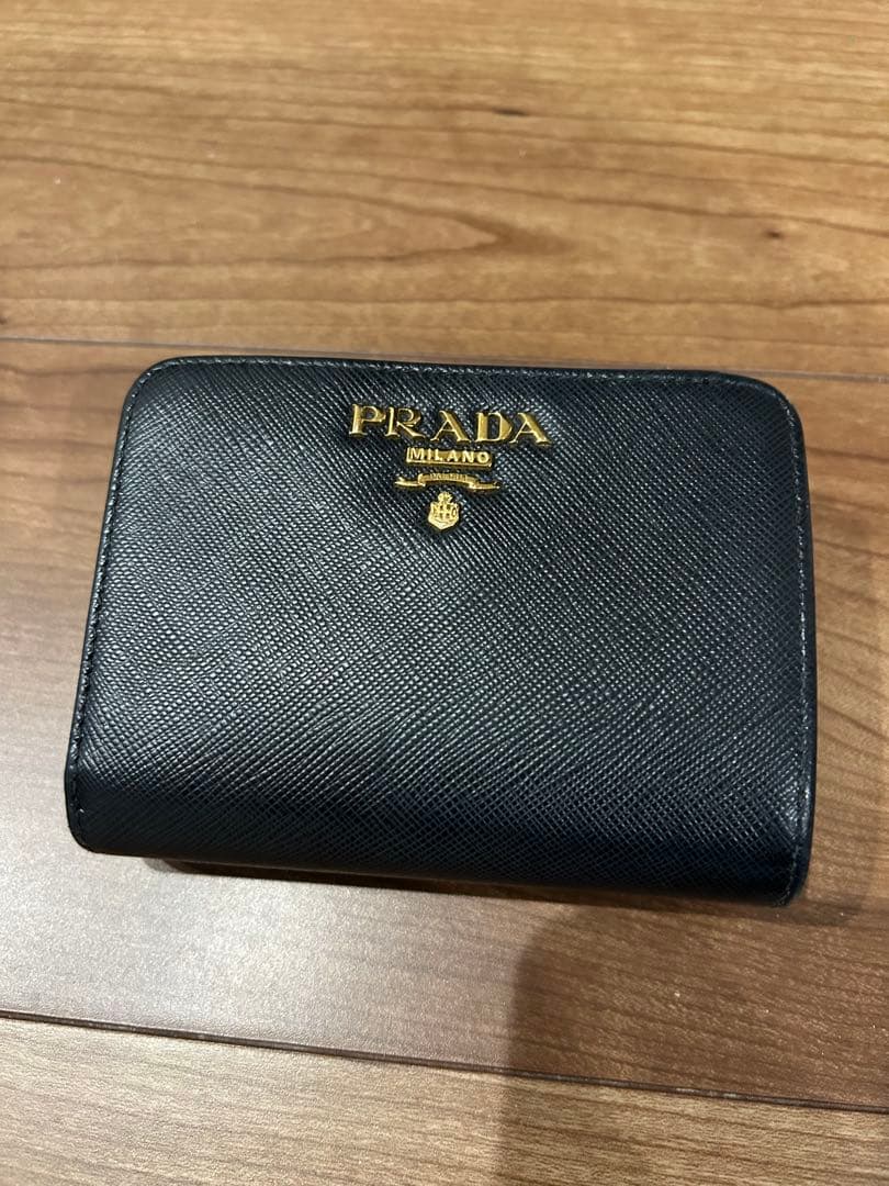 PRADA ブラックレザー 二つ折り財布　箱あり