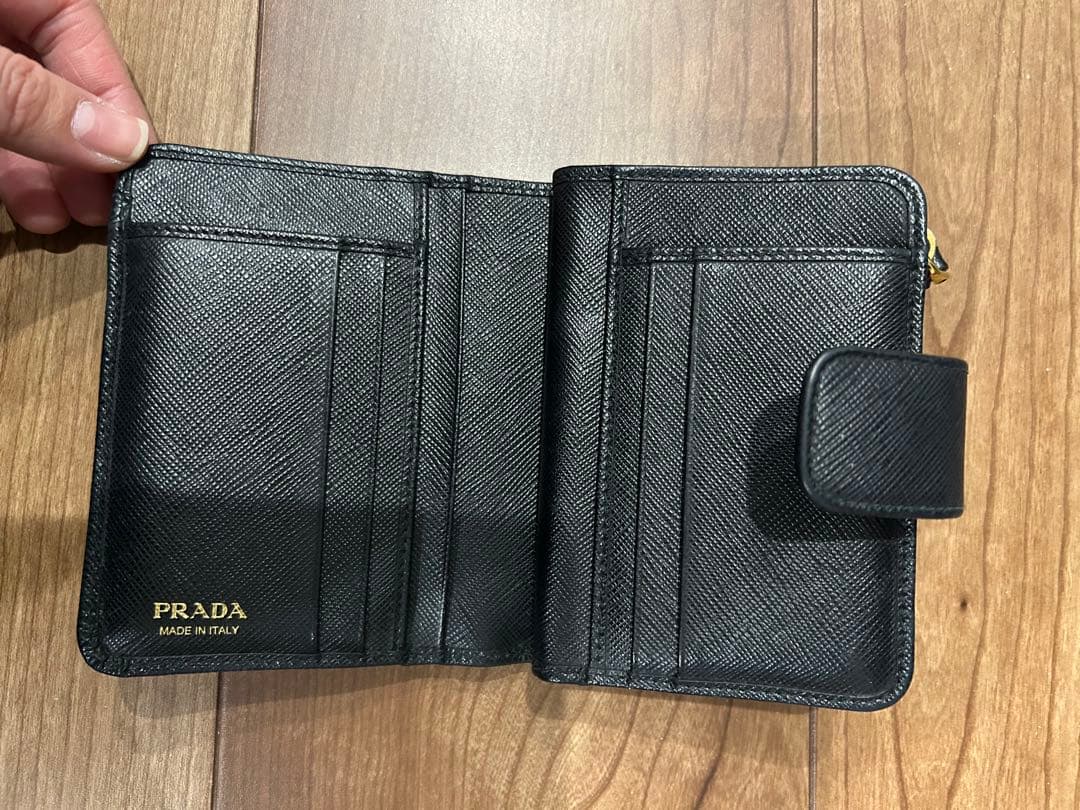 PRADA ブラックレザー 二つ折り財布　箱あり