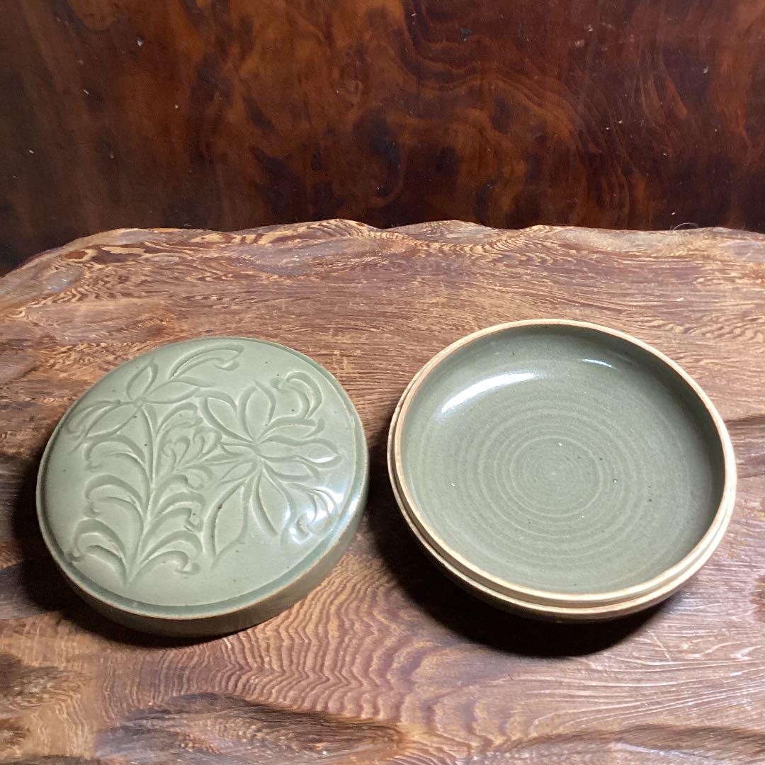 南宋青磁　牡丹と唐草文　蓋物