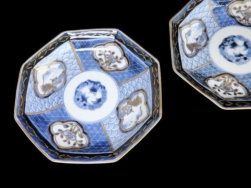 古伊万里　青海波に墨弾籠目紋　楼閣山水に花の図　八角皿２枚F205AS-fbud