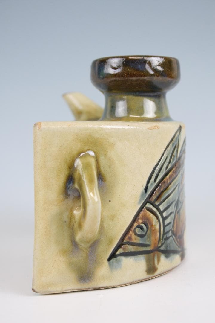 壺屋焼 人間国宝 金城次郎 作 魚文抱瓶（中）