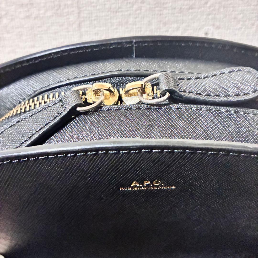 美品　A.P.C. Demi-Lune バッグ ショルダー　エンボス　黒