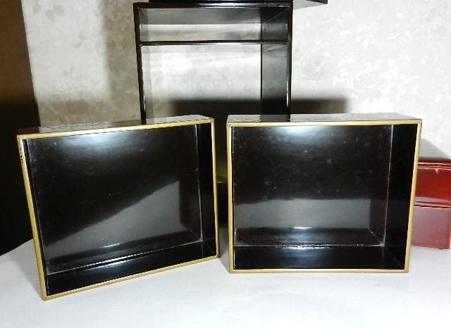 年代物の蓋付き四段重ね蒔絵菓子箪笥（蜻蛉蝶・牡丹菊蒔絵）