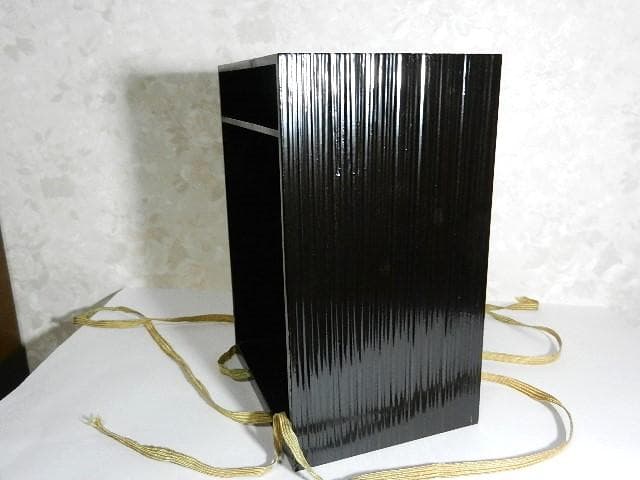 年代物の蓋付き四段重ね蒔絵菓子箪笥（蜻蛉蝶・牡丹菊蒔絵）