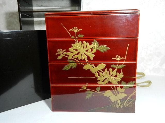 年代物の蓋付き四段重ね蒔絵菓子箪笥（蜻蛉蝶・牡丹菊蒔絵）