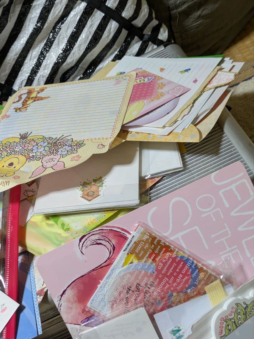 ディズニーメモ帳５０００枚以上数えきりません。下の方にも珍しいのあり。重いです。