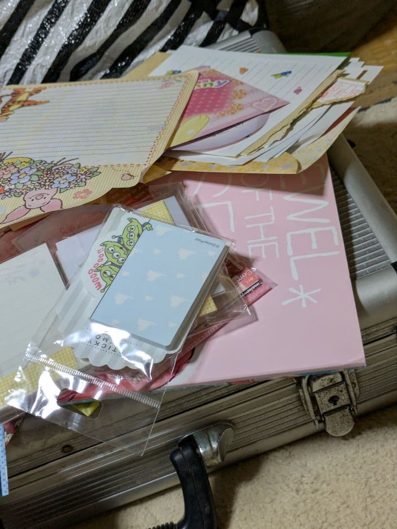 ディズニーメモ帳５０００枚以上数えきりません。下の方にも珍しいのあり。重いです。