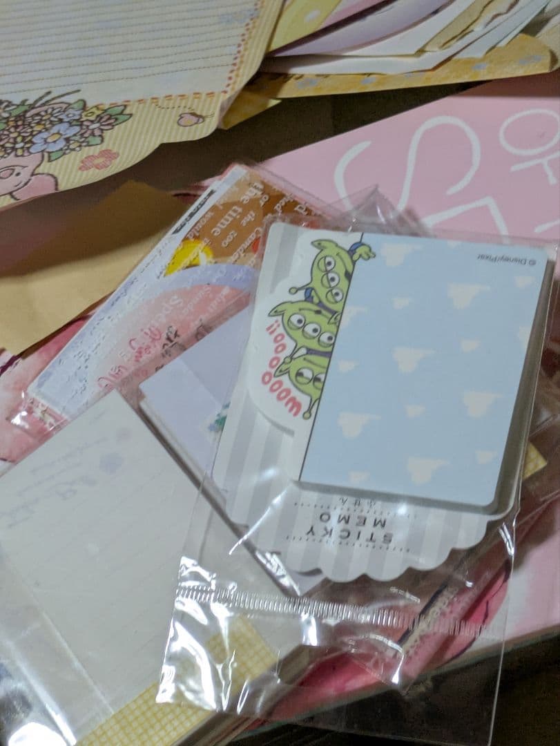 ディズニーメモ帳５０００枚以上数えきりません。下の方にも珍しいのあり。重いです。