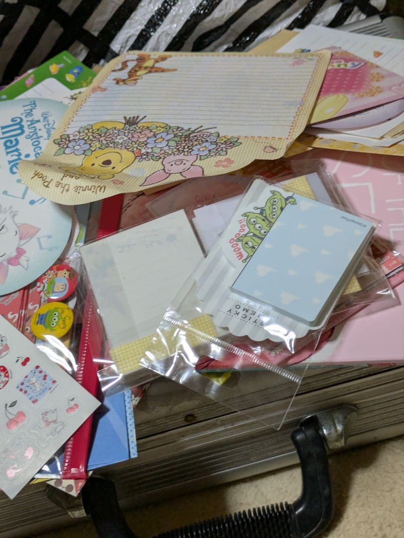 ディズニーメモ帳５０００枚以上数えきりません。下の方にも珍しいのあり。重いです。