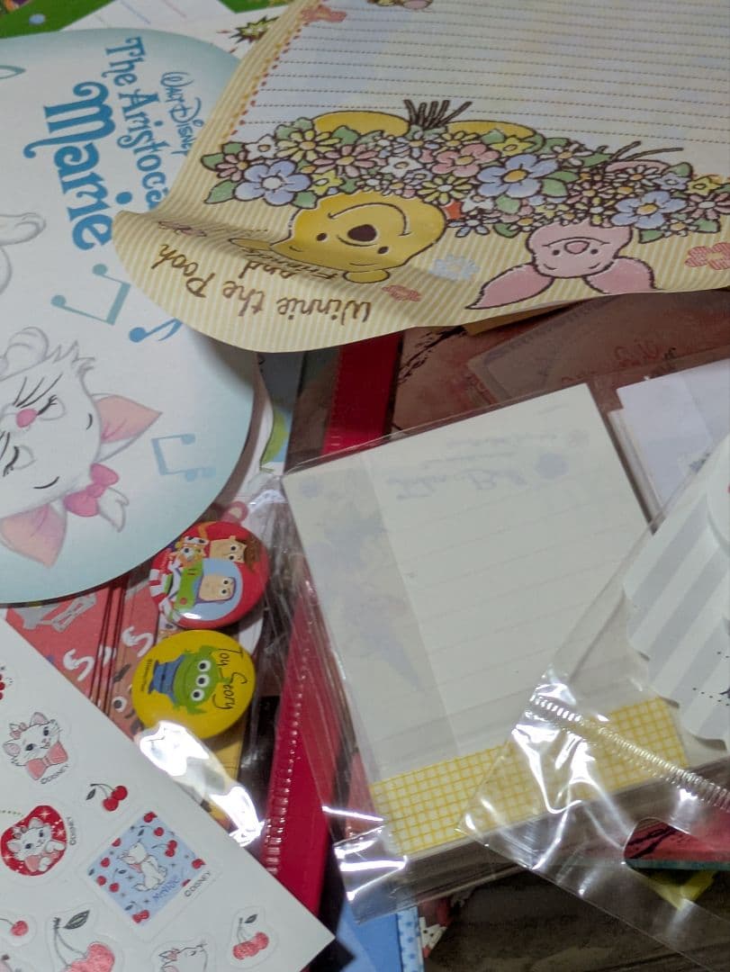 ディズニーメモ帳５０００枚以上数えきりません。下の方にも珍しいのあり。重いです。