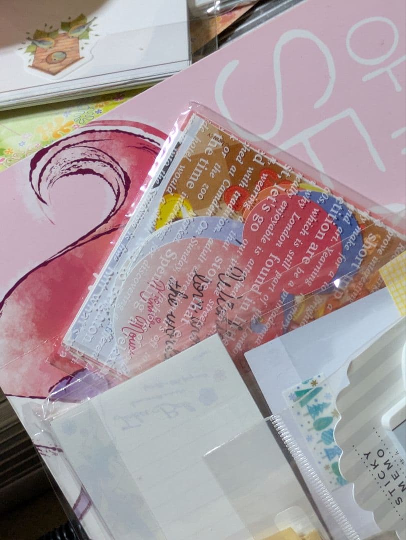 ディズニーメモ帳５０００枚以上数えきりません。下の方にも珍しいのあり。重いです。