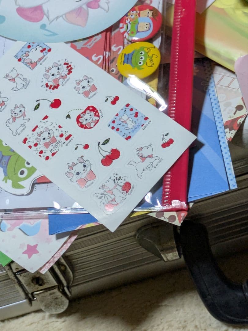 ディズニーメモ帳５０００枚以上数えきりません。下の方にも珍しいのあり。重いです。
