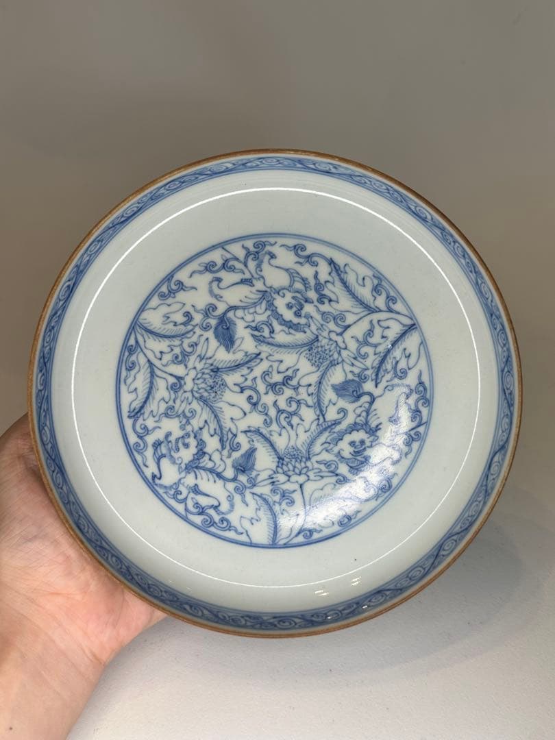 中国 大明成化年製 青花染付 唐草文皿 高台厚手 地紋入 古陶磁 骨董品