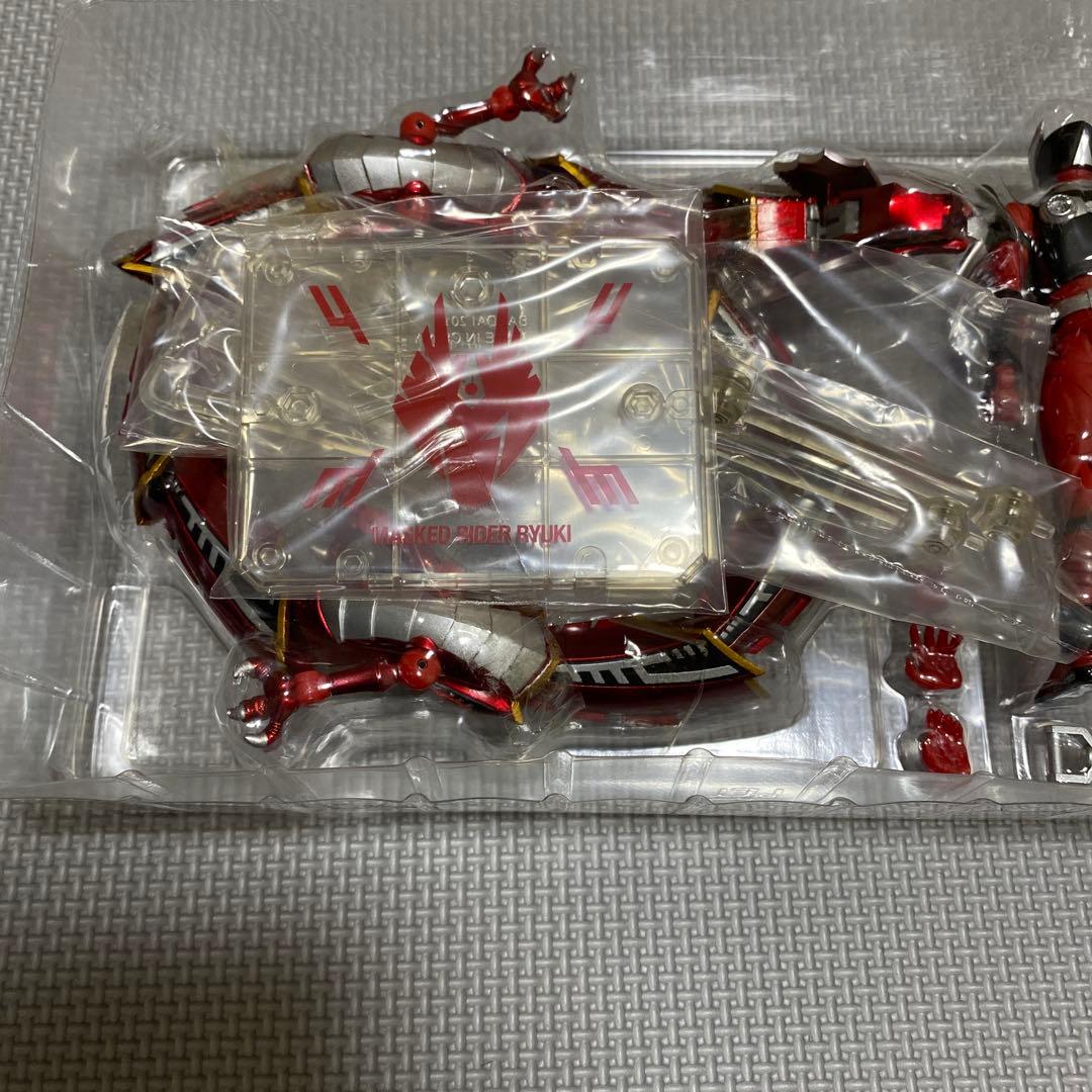 ［中身未使用］s.h.figuarts 仮面ライダー龍騎　バンダイ