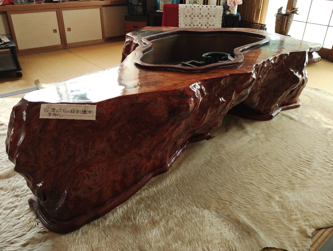 杉の木の自然形状座卓