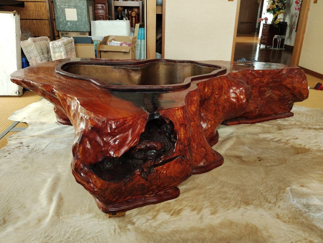 杉の木の自然形状座卓