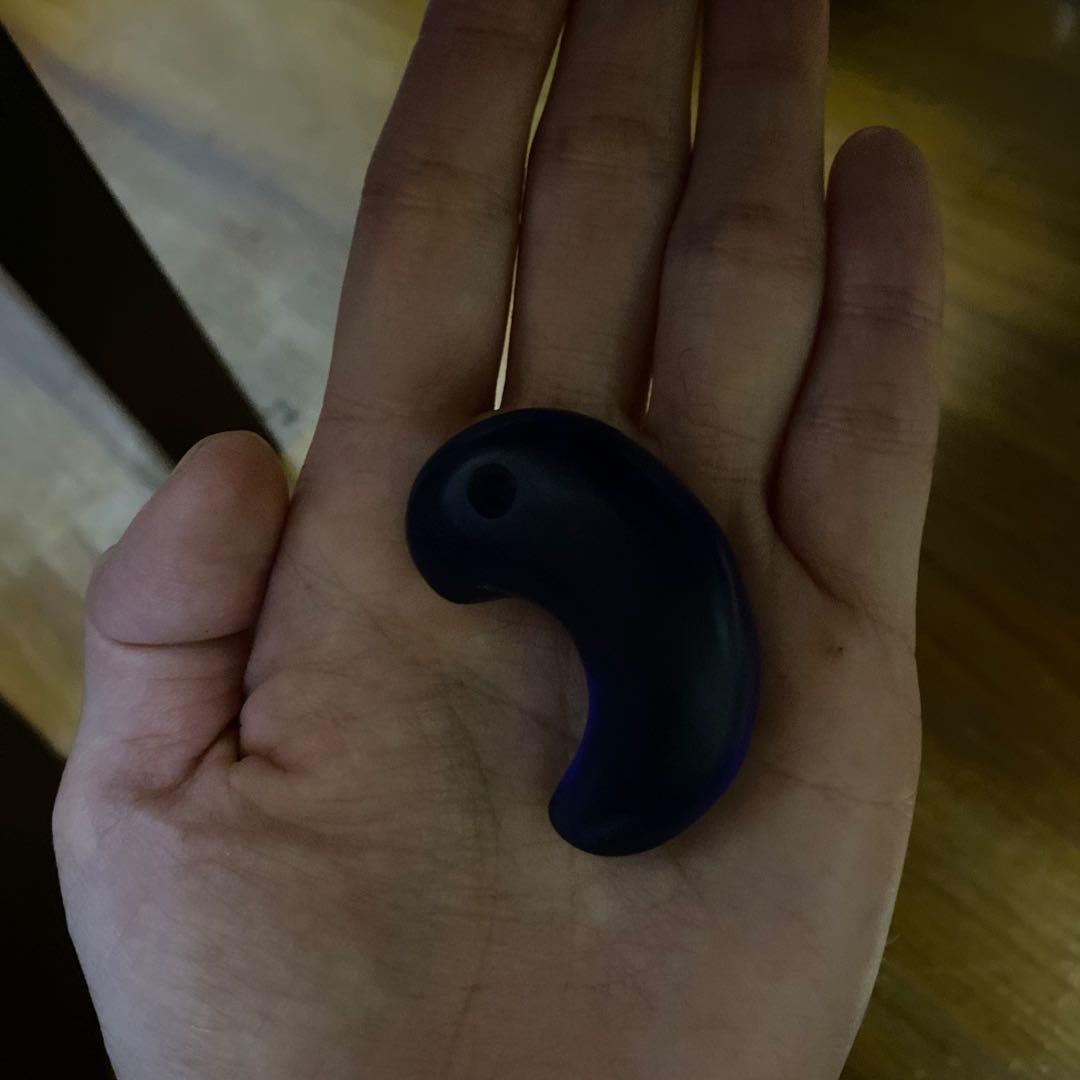 【五條出土・紫瑠璃勾玉】──実に深みのある古代紫のガラス