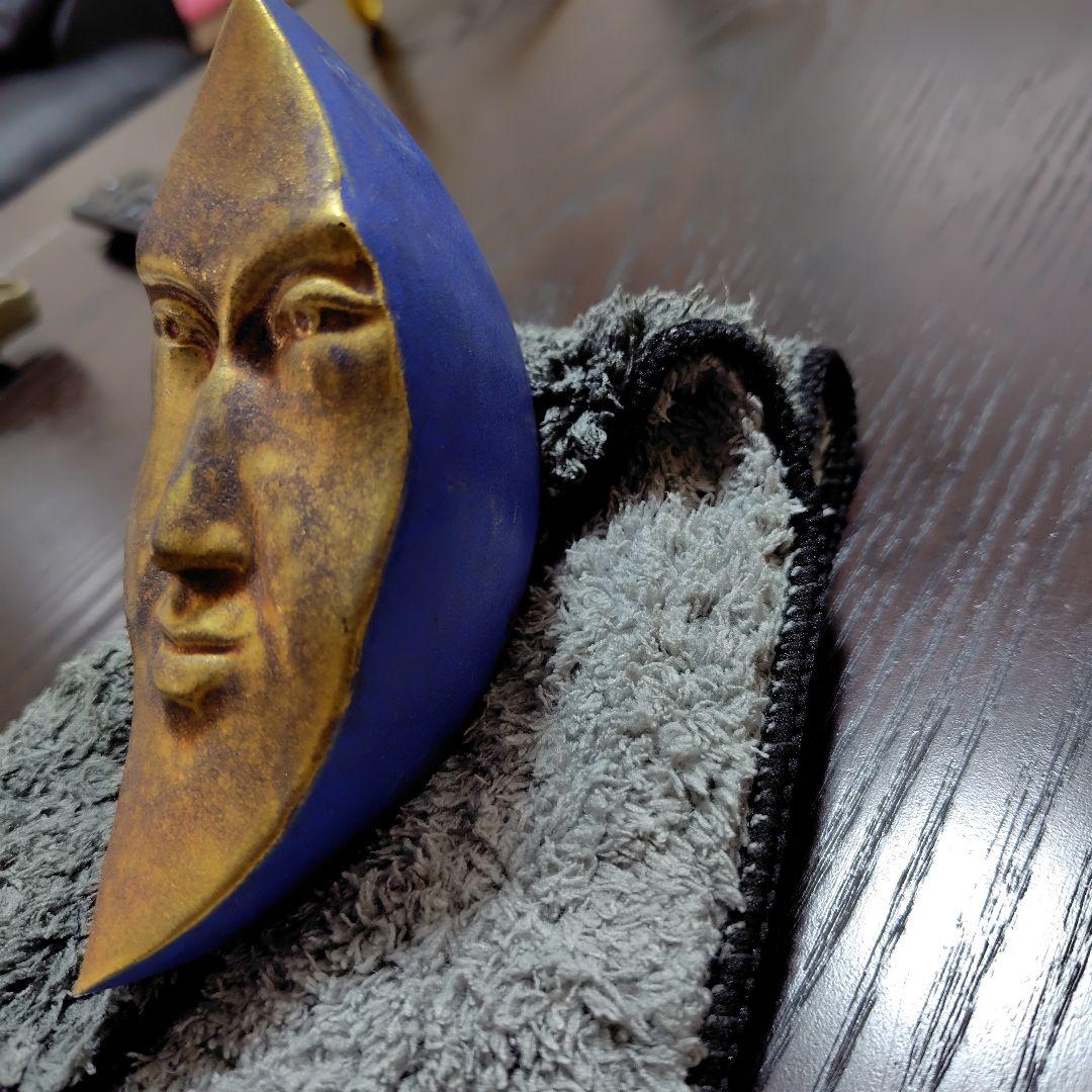 金色と瑠璃色が施された月顔の彫刻
