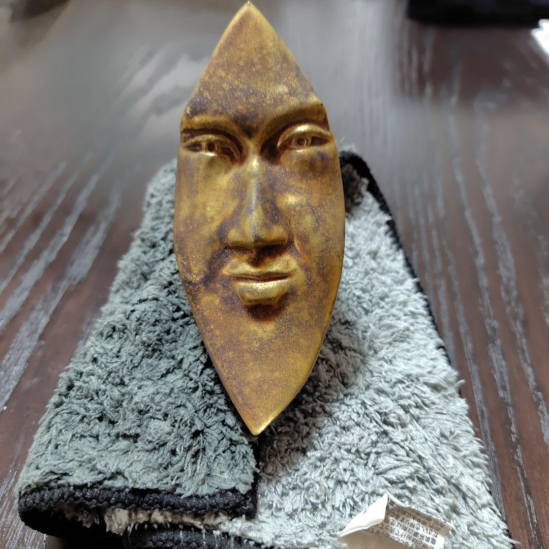 金色と瑠璃色が施された月顔の彫刻