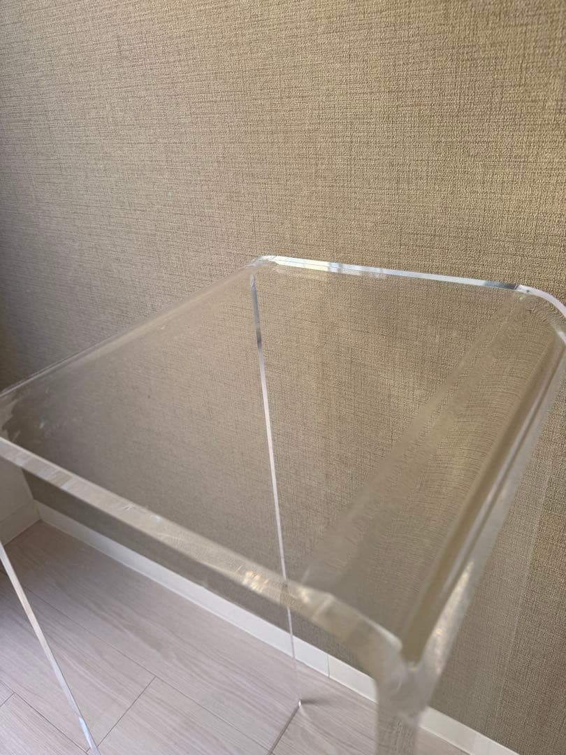 アクリル製の正方形テーブル