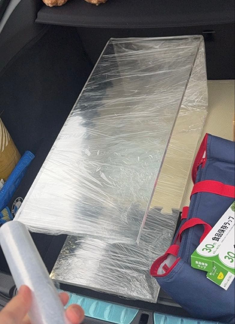 アクリル製の正方形テーブル