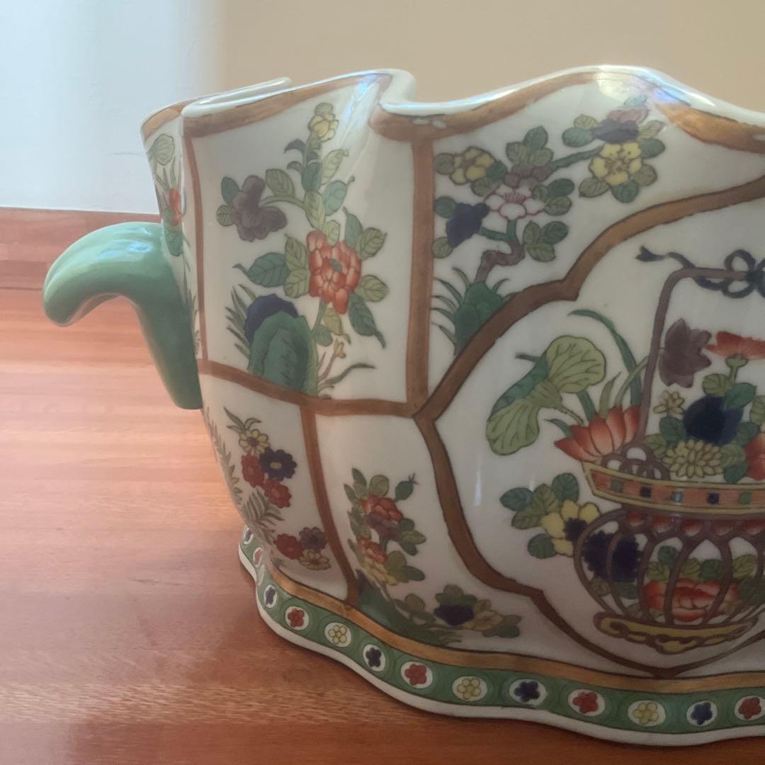 花と果物の装飾 陶器の水鉢、手描き、シノワズリ