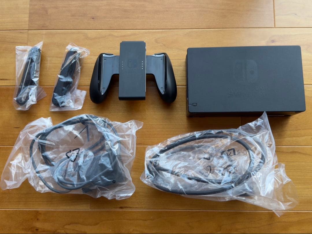 青と赤のジョイコンを備えたNintendo Switch本体 付属品完備