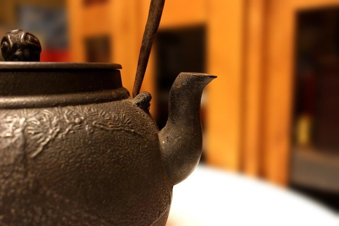 鋳鉄製 花模様 鉄瓶