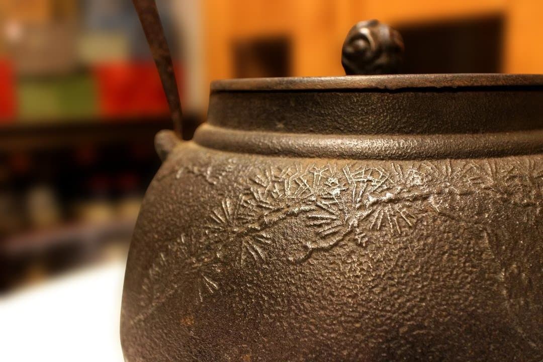 鋳鉄製 花模様 鉄瓶