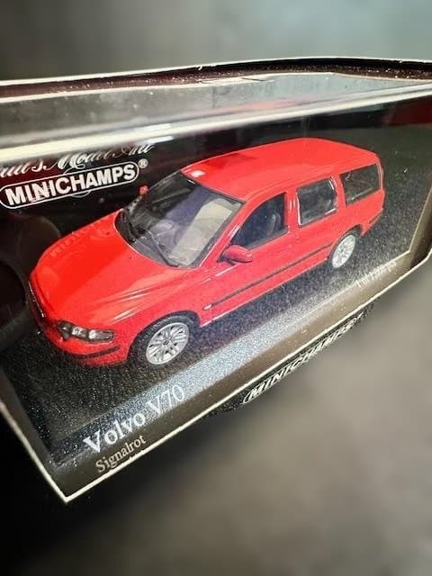 【MINICHAMPS】 Volvo V70 （2000）赤　1/43