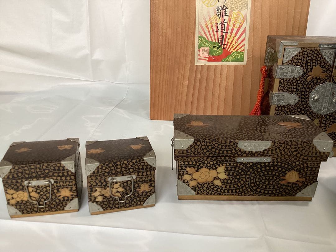 金彩蒔絵ミニチュアお雛道具　アンティーク収納箱セット 大・中・小