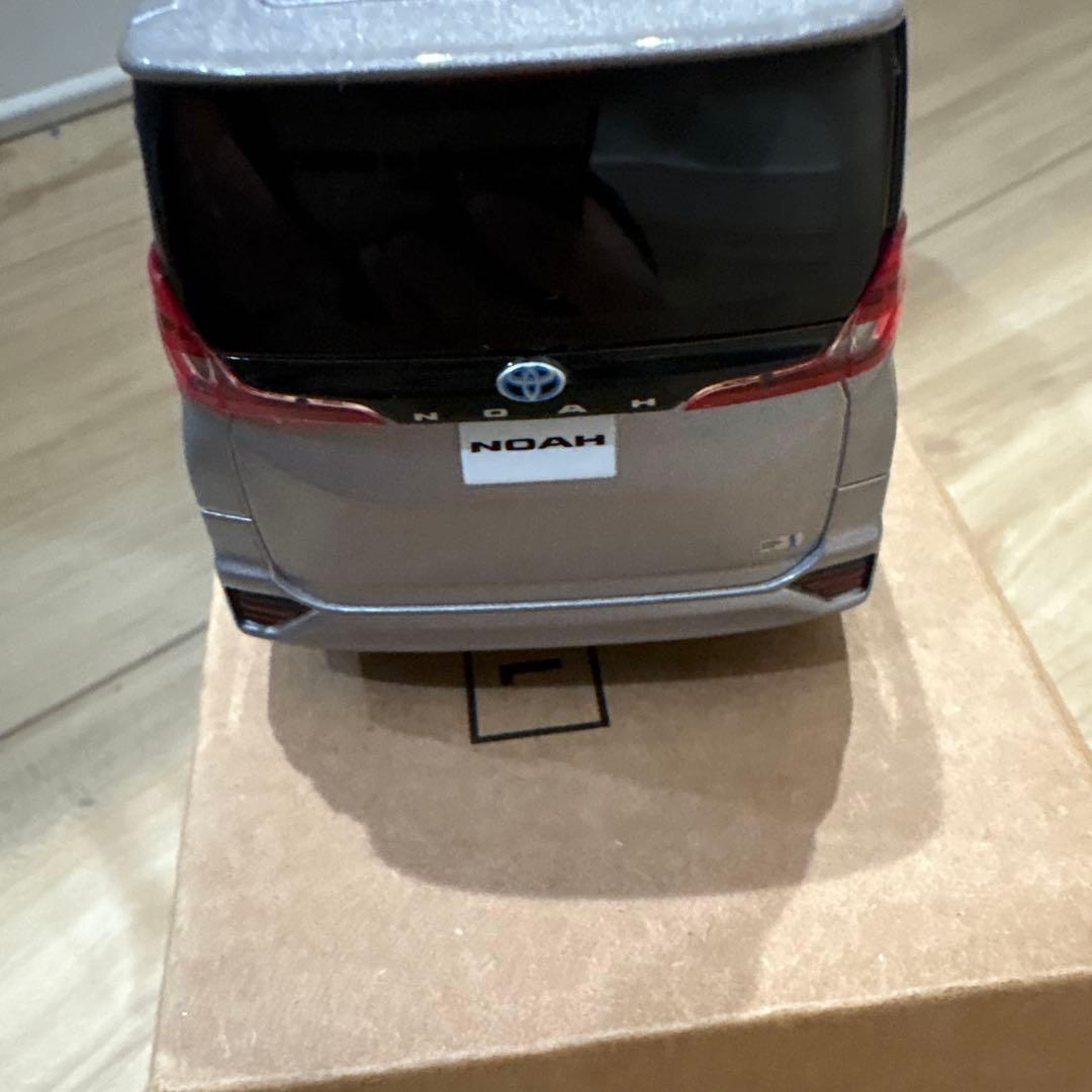 トヨタ ノア 1/30スケールミニカー シルバー