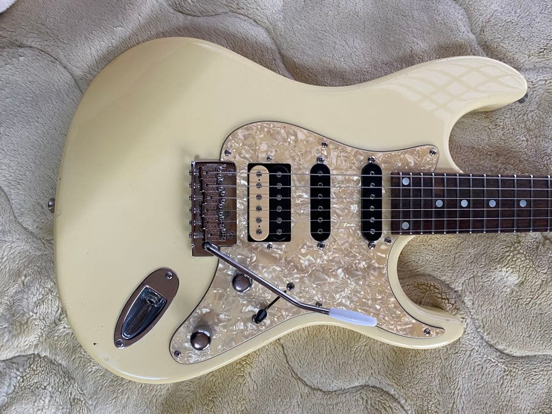 24フレットミディアムスケール　ディマジオ　ロック式トレモロ　マグナムロックペグ