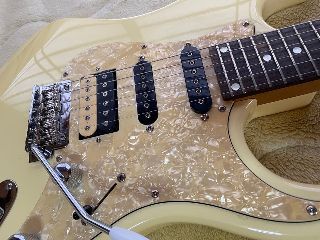 24フレットミディアムスケール　ディマジオ　ロック式トレモロ　マグナムロックペグ