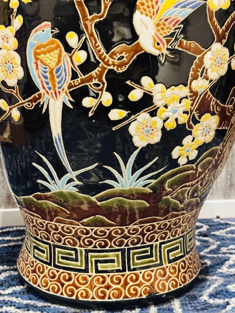 (39) 美しい東洋陶器の床置き花瓶。桜と鳥が描かれ彫刻されています。