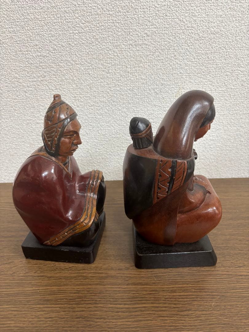 ボリビアの木製置物 男性と女性像