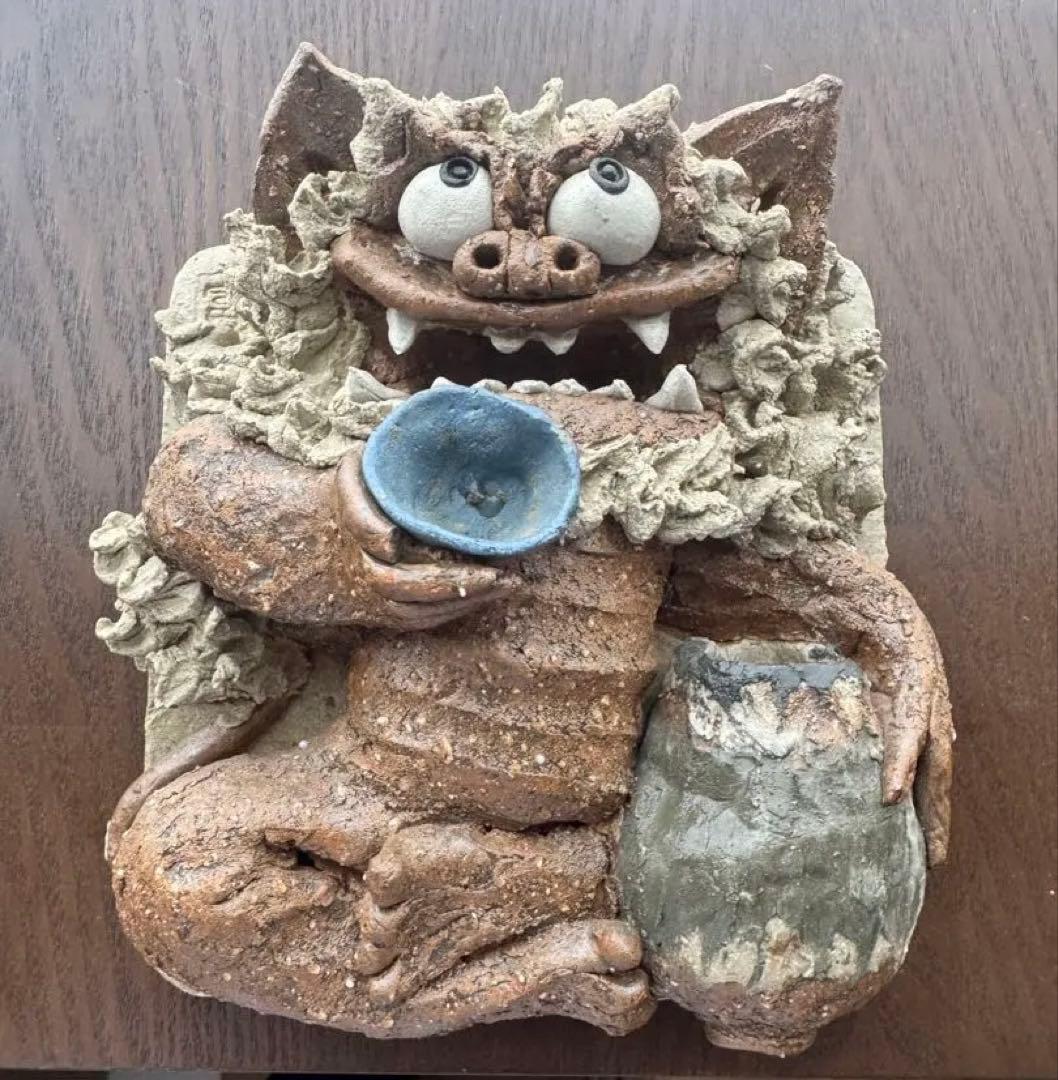 ユニークなシーサーの壁掛け品