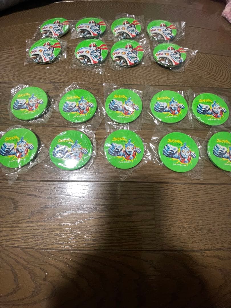 Fujicolor キャラクター 缶バッジ 仮面ライダー　ウルトラマン