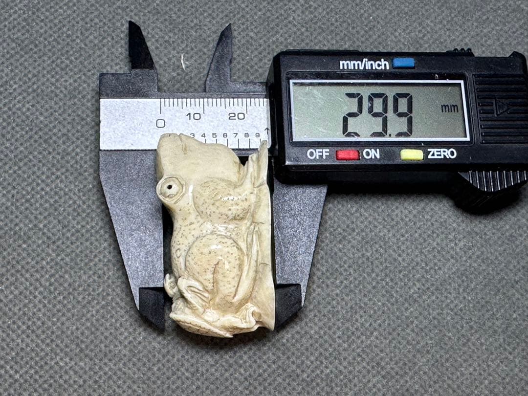 根付　カエル　古美術品　 置物　細密細工　骨董　アンティーク　彫刻 工芸品　在銘
