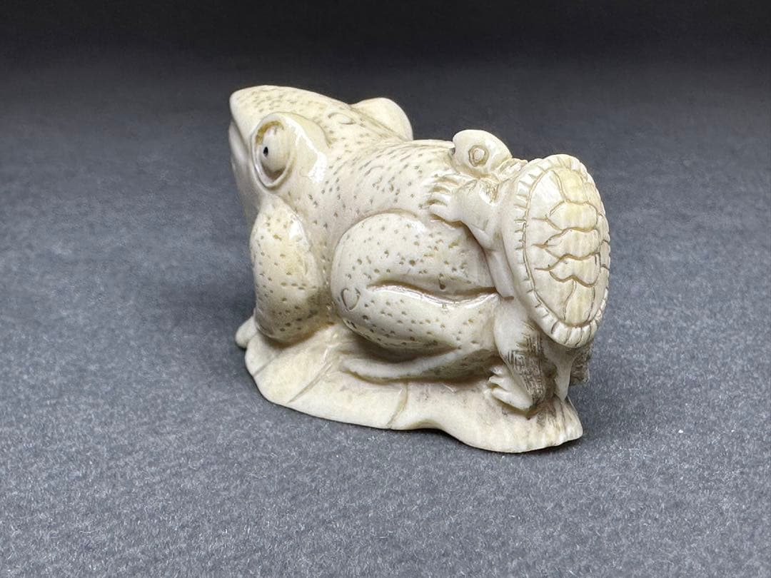 根付　カエル　古美術品　 置物　細密細工　骨董　アンティーク　彫刻 工芸品　在銘