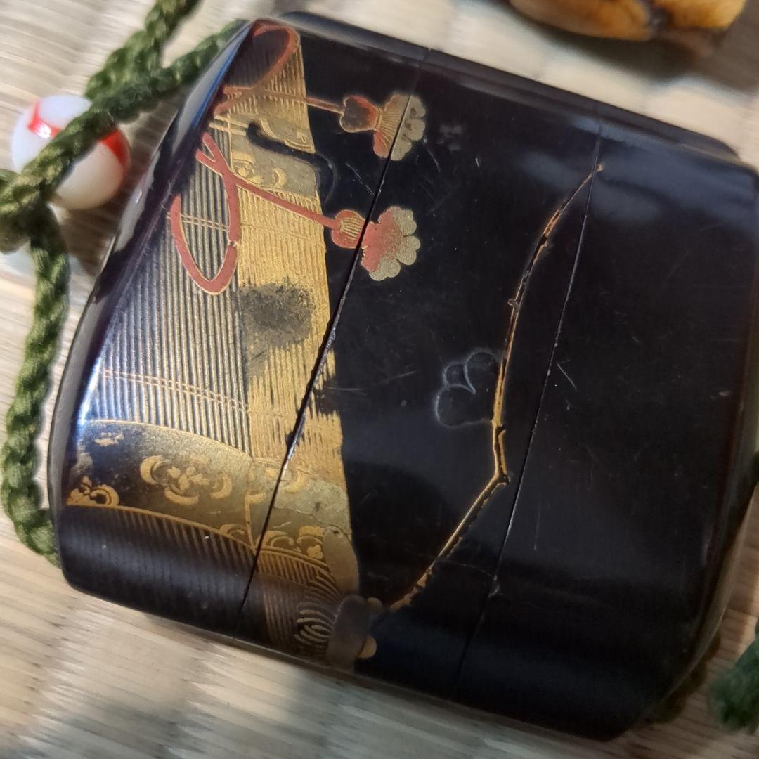 印籠　金蒔絵梅の花　人物根付