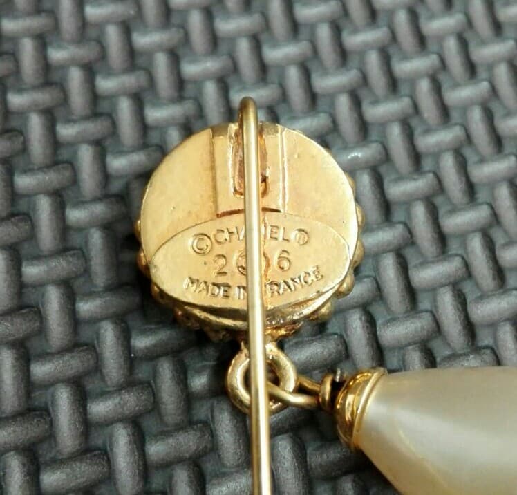 CHANEL　ピンブローチ　パール付き
