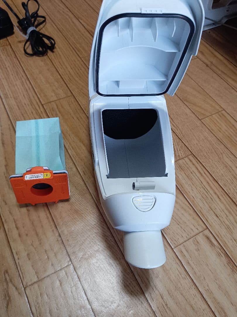 マキタ10.8V充電式クリーナーCL107FD バッテリー、充電器付